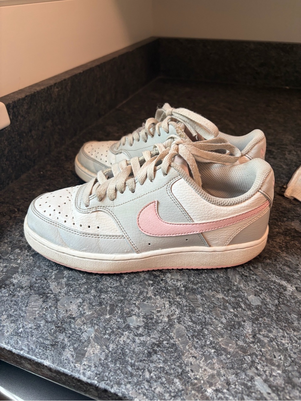 Nike Girls Low-Top Sneakers in Light Gray with Pink Swoosh